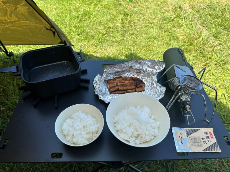 うな丼の最終仕上げ