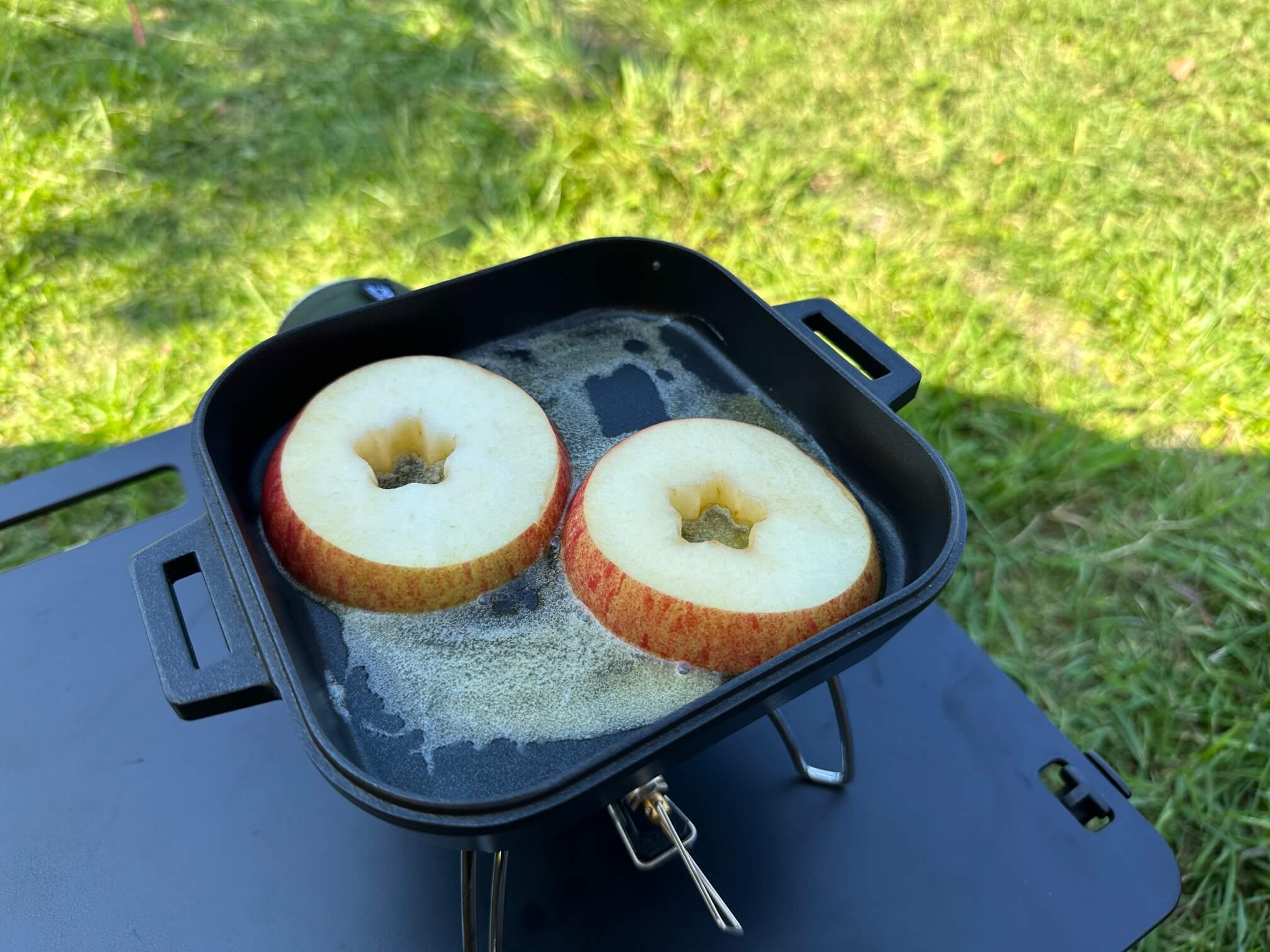 ソラランド平尾台焼きリンゴ乗せる