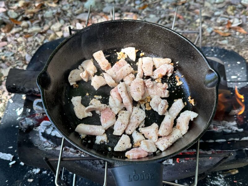 豚肉を炒める