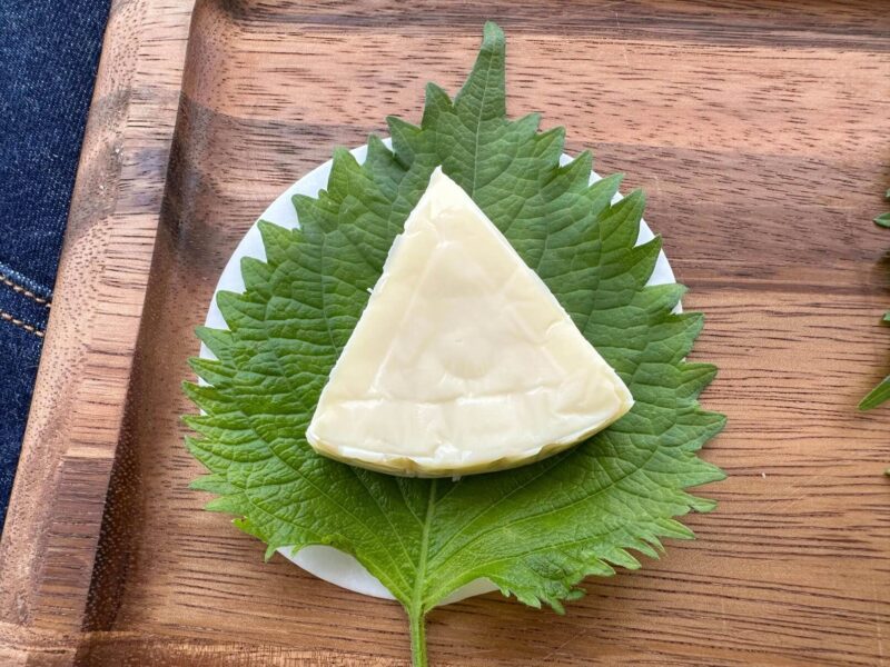 包む