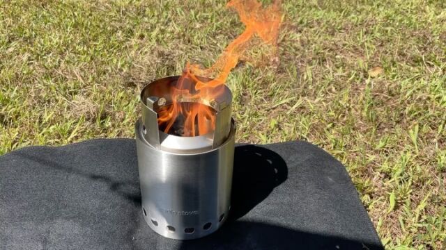 solo stove Titan🏕

ソロストーブタイタンはブランド独自の2重壁構造により燃焼効率が非常に高く、小枝などの自然素材でも簡単に燃焼させることができます👍
軽くて丈夫なステンレススチール製ですので、持ち運びも簡単です👌

#solostove 
#solostovetitan 
#ソロストーブ 
#ソロストーブタイタン 
#焚火台 
#焚火 
#焚き火台 
#となりでソロキャン
#ミニリストキャンパーTuma
#マキシマリストキャンパーOtto
#キャンプ 
#キャンプ用品 #キャンプギア
#キャンパー #キャンプライフ 
#ミニマリストキャンプ
#ミニマリストキャンパー
#camp#camping #camper 
#campgear #camplife 
#キャンプ好き #キャンプ好きな人と繋がりたい 
#キャンプ道具 #キャンプ道具紹介 
#キャンプ用品 #キャンプギア紹介 
#キャンプ最高
