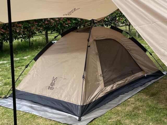 DOD🐰　
ONE TOUCH TENT🏕

袋から出して脚を広げたあとは、ロープを引くだけで完成👍
中は2人でゆっくりと過ごせるスペースがあり、ドアと背面窓はどちらもメッシュに切り替えが可能で風通しが良いです。ベンチレーターもあり快適です❗️
グランドシートは#3000の幅1.7×長さ2.5mを使用してます。

#dod 
#dodtent 
#dodonetouchtent 
#ディーオーディー 
#ディーオーディー好きな人と繋がりたい
#テント 
#ワンタッチテント 
#ワンタッチテントdod 
#となりでソロキャン
#ミニリストキャンパーTuma
#マキシマリストキャンパーOtto
#キャンプ 
#キャンプ用品 #キャンプギア
#キャンパー #キャンプライフ 
#ミニマリストキャンプ
#ミニマリストキャンパー
#camp#camping #camper 
#campgear #camplife 
#キャンプ好き #キャンプ好きな人と繋がりたい 
#キャンプ道具 #キャンプ道具紹介 
#キャンプ用品 #キャンプギア紹介 
#キャンプ最高