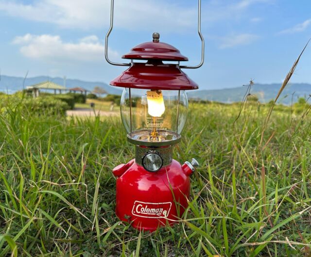 やっとヴィンテージランタンのThe Red Model 200A 1978のレストアが終わった✨✨✨

分解してピカールとスチールウール、耐水ペーパーで磨き上げました👍

1978年からの汚れを綺麗にしていき現代で大切に使えるのもロマンがあります。✨
ちなみに製造年は妻の生まれ年の1978年です👌

#coleman200a 
#coleman 
#colemanlantern 
#コールマンワンマントルランタン 
#コールマン 
#コールマンランタン 
#コールマン200a 
#ヴィンテージランタン 
#となりでソロキャン
#ミニリストキャンパーTuma
#マキシマリストキャンパーOtto
#キャンプ #夫婦でソロキャン
#キャンプ用品 #キャンプギア
#キャンパー #キャンプライフ 
#ミニマリストキャンプ
#ミニマリストキャンパー
#camp#camping #camper 
#campgear #camplife 
#キャンプ好き #キャンプ好きな人と繋がりたい 
#キャンプ道具 #キャンプ道具紹介 
#キャンプ用品 #キャンプギア紹介 
#キャンプ最高