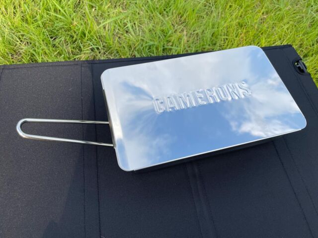 CAMERONS STOVETOP MINI SMOKER🏕

まずアメリカサイズのミニサイズは想像以上に大きいです‼️
本体の底にウッドチップを置きその上に網と食材を置くシンプルな構造です。
キャメロンズのミニスモーカーはガス・炭火・オーブン・IHとマルチ対応のスモーカーです！

サイズ
外寸: 17.5×30×7cm （とって含まず）
網からフタまでの高さ:約4.5cm（スモークチップを敷いてない状態）
重量:1.26kg

#camerons 
#cameronsminismoker 
#smoker 
#smokergrill 
#キャメロンズ 
#キャメロンズミニスモーカー 
#となりでソロキャン
#ミニリストキャンパーTuma
#マキシマリストキャンパーOtto
#キャンプ #夫婦でソロキャン
#キャンプ用品 #キャンプギア
#キャンパー #キャンプライフ
#キャンプごはん#キャンプ飯
#ミニマリストキャンプ
#ミニマリストキャンパー
#camp#camping #camper 
#campgear #camplife 
#キャンプ好き #キャンプ好きな人と繋がりたい 
#キャンプ道具 #キャンプ道具紹介 
#キャンプ用品 #キャンプギア紹介 
#キャンプ最高